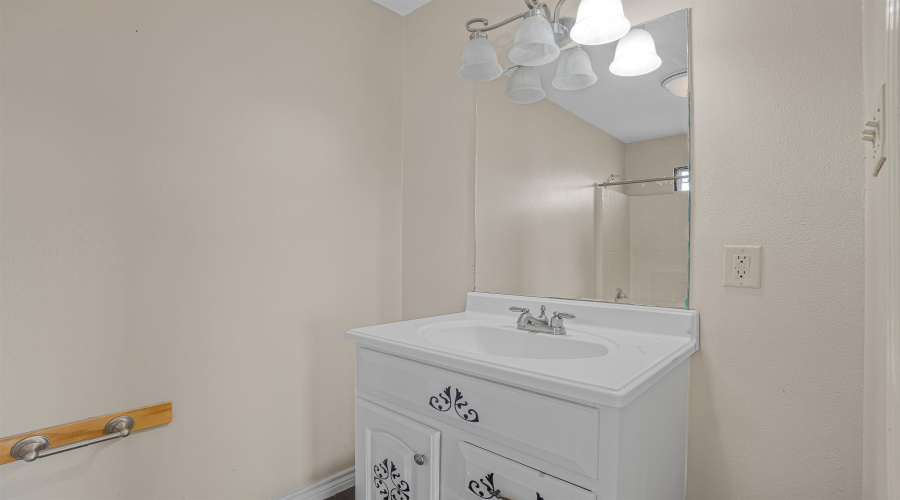 3501 Santa Barbara St, Laredo, Texas 78046, 5 Bedrooms Bedrooms, 10 Rooms Rooms,4 BathroomsBathrooms,Residential,For Sale,3501 Santa Barbara St,20254829