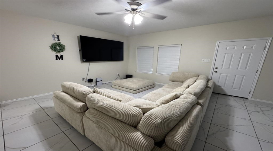 5821 Colegio Ln., Laredo, Texas 78046, 4 Bedrooms Bedrooms, 6 Rooms Rooms,2 BathroomsBathrooms,Residential,For Sale,5821 Colegio Ln.,20254831