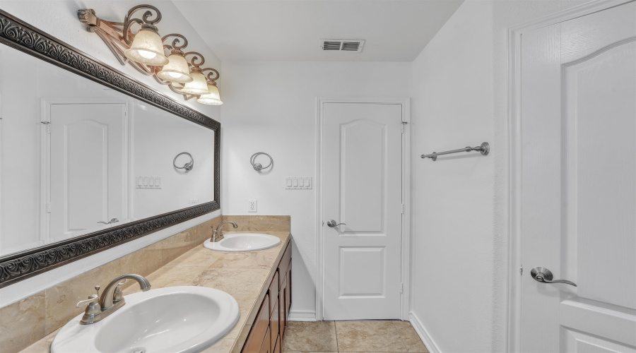 9813 Sandhill Dr, Laredo, Texas 78045, 3 Bedrooms Bedrooms, 6 Rooms Rooms,2 BathroomsBathrooms,Residential,For Sale,9813 Sandhill Dr,20254832