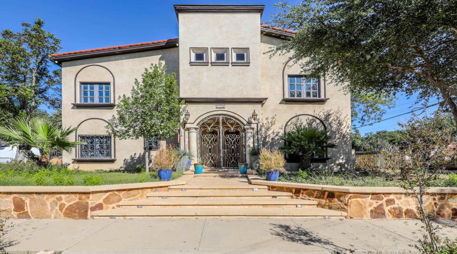 1420 Mier St, Laredo, Texas 78040-8730, 4 Bedrooms Bedrooms, 7 Rooms Rooms,5 BathroomsBathrooms,Residential,For Sale,1420 Mier St,20251995