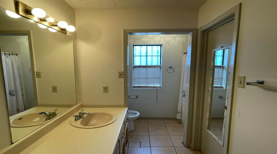 262 W Calton Rd, Laredo, Texas 78041, 2 Bedrooms Bedrooms, 6 Rooms Rooms,2 BathroomsBathrooms,Residential,For Rent,262 W Calton Rd,20254837