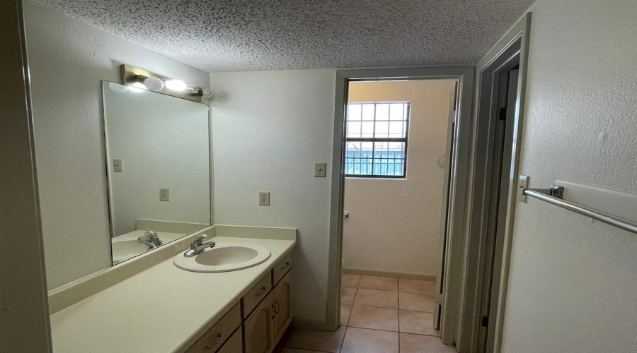 262 W Calton Rd, Laredo, Texas 78041, 2 Bedrooms Bedrooms, 6 Rooms Rooms,2 BathroomsBathrooms,Residential,For Rent,262 W Calton Rd,20254837