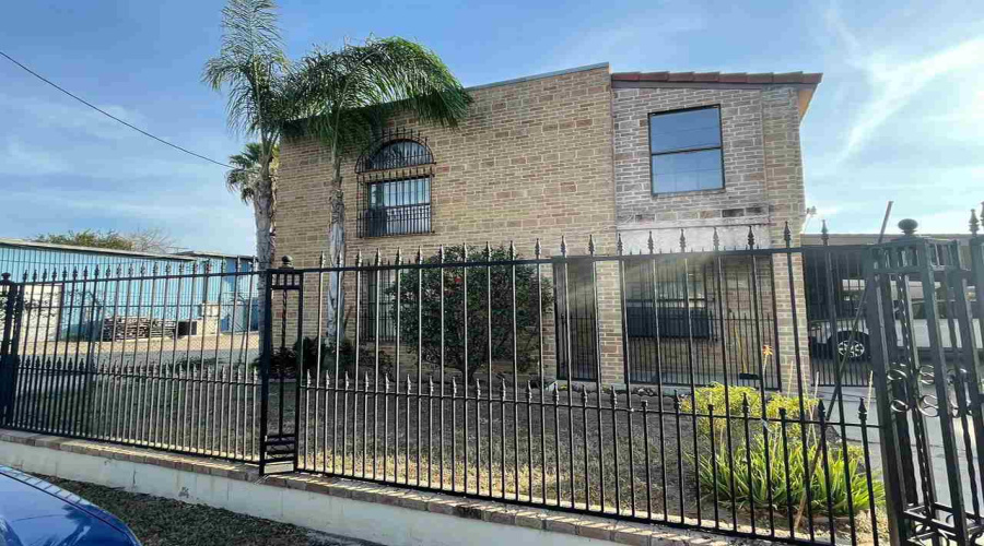 262 W Calton Rd, Laredo, Texas 78041, 2 Bedrooms Bedrooms, 6 Rooms Rooms,2 BathroomsBathrooms,Residential,For Rent,262 W Calton Rd,20254837