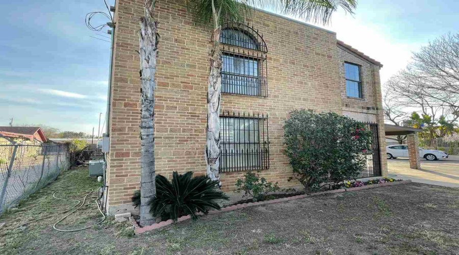 262 W Calton Rd, Laredo, Texas 78041, 2 Bedrooms Bedrooms, 6 Rooms Rooms,2 BathroomsBathrooms,Residential,For Rent,262 W Calton Rd,20254837