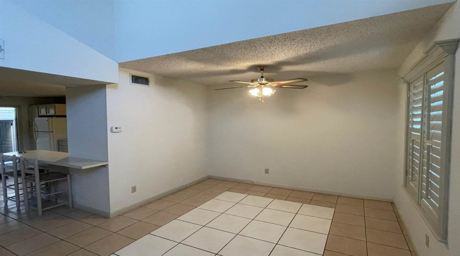 262 W Calton Rd, Laredo, Texas 78041, 2 Bedrooms Bedrooms, 6 Rooms Rooms,2 BathroomsBathrooms,Residential,For Rent,262 W Calton Rd,20254837