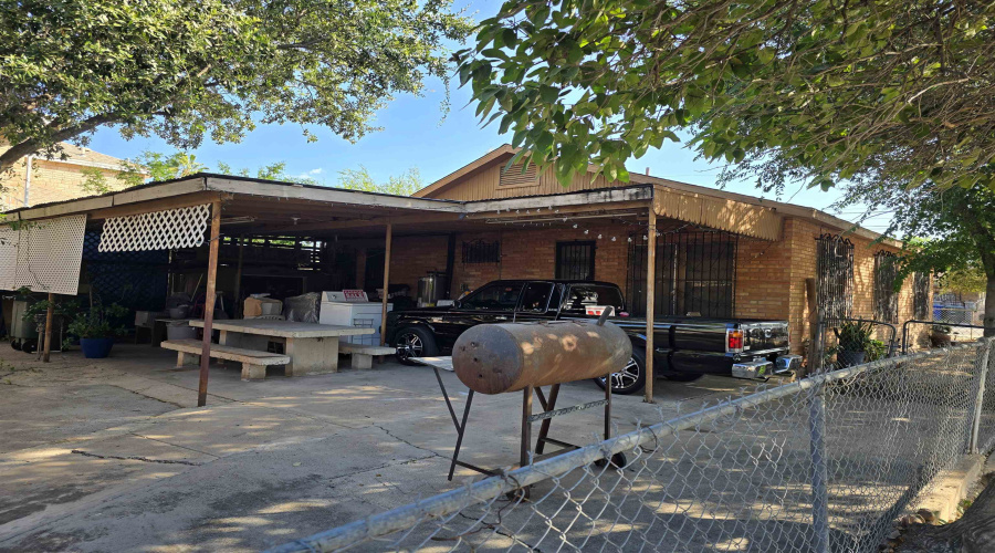 3102 Flores Ave, Laredo, Texas 78040, 3 Bedrooms Bedrooms, 4 Rooms Rooms,2 BathroomsBathrooms,Residential,For Sale,3102 Flores Ave,20254841