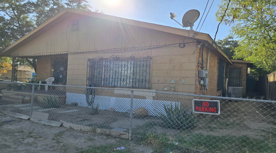 3102 Flores Ave, Laredo, Texas 78040, 3 Bedrooms Bedrooms, 4 Rooms Rooms,2 BathroomsBathrooms,Residential,For Sale,3102 Flores Ave,20254841