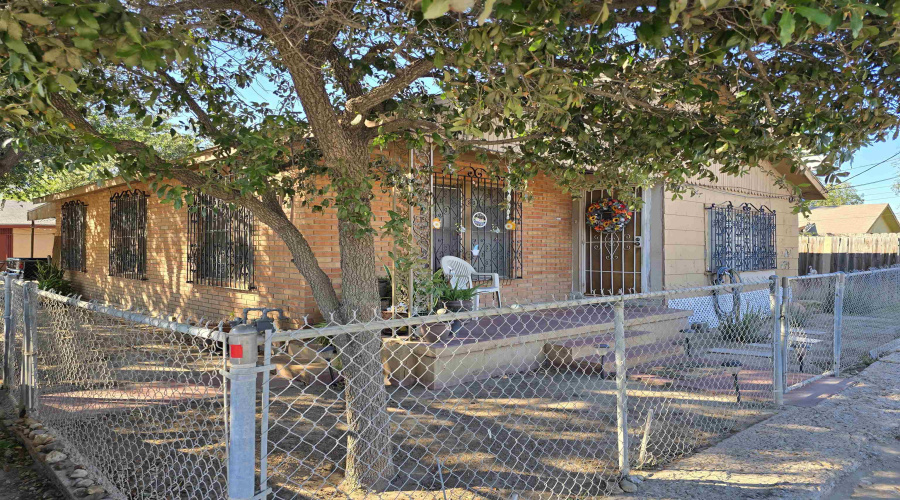 3102 Flores Ave, Laredo, Texas 78040, 3 Bedrooms Bedrooms, 4 Rooms Rooms,2 BathroomsBathrooms,Residential,For Sale,3102 Flores Ave,20254841