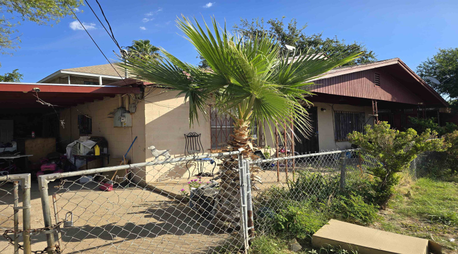 3102 Flores Ave, Laredo, Texas 78040, 3 Bedrooms Bedrooms, 4 Rooms Rooms,2 BathroomsBathrooms,Residential,For Sale,3102 Flores Ave,20254841