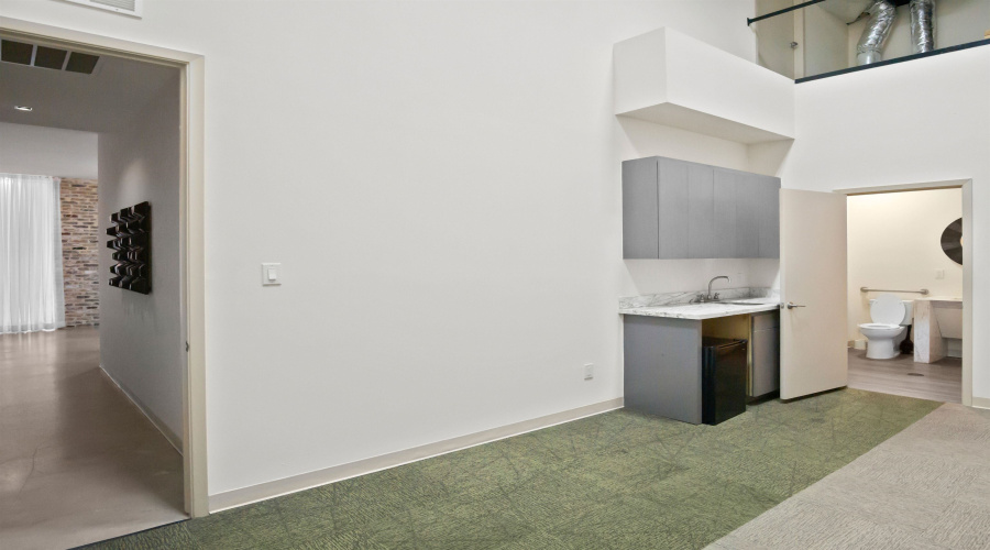 7010 Rocio Dr, Laredo, Texas 78041, 1 Room Rooms,1 BathroomBathrooms,Commercial retail/office,For Rent,7010 Rocio Dr,20253984