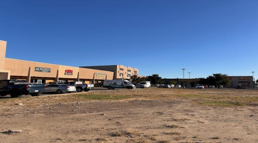 5517 McPherson Rd, LAREDO, Texas 78041, 1 Room Rooms,2 BathroomsBathrooms,Commercial retail/office,For Sale,5517 McPherson Rd,20254849