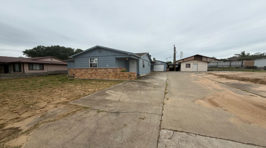 2153 Willow Cove Dr., Zapata, Texas 78076, 2 Bedrooms Bedrooms, 4 Rooms Rooms,1 BathroomBathrooms,Residential,For Sale,2153 Willow Cove Dr.,20251952