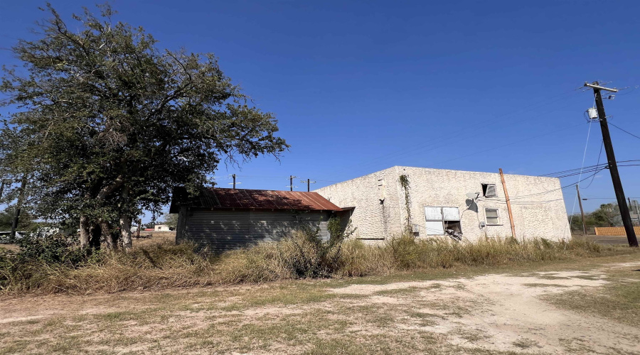 205 S Smith, Hebbronville, Texas 78361, ,2 BathroomsBathrooms,Commercial retail/office,For Sale,205 S Smith,20254868