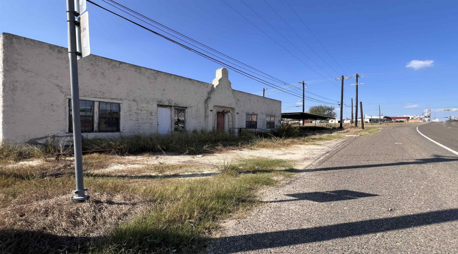 205 S Smith, Hebbronville, Texas 78361, ,2 BathroomsBathrooms,Commercial retail/office,For Sale,205 S Smith,20254868