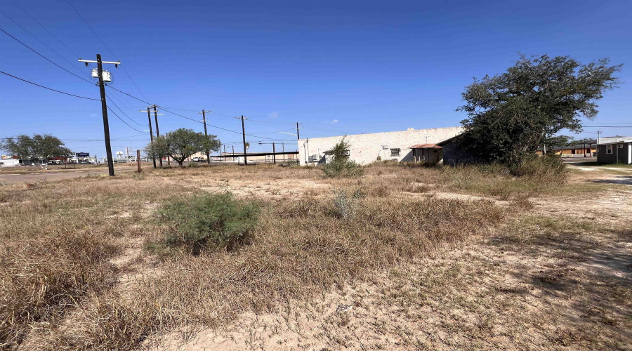 205 S Smith, Hebbronville, Texas 78361, ,2 BathroomsBathrooms,Commercial retail/office,For Sale,205 S Smith,20254868