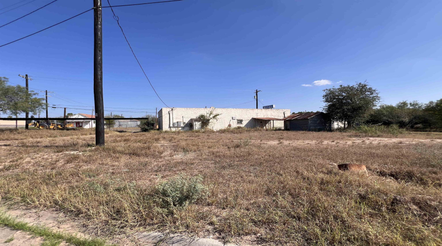 205 S Smith, Hebbronville, Texas 78361, ,2 BathroomsBathrooms,Commercial retail/office,For Sale,205 S Smith,20254868