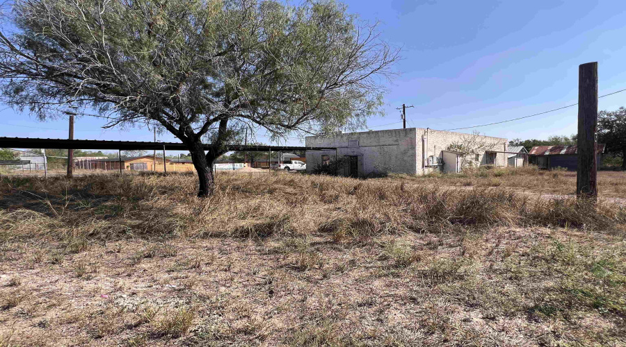 205 S Smith, Hebbronville, Texas 78361, ,2 BathroomsBathrooms,Commercial retail/office,For Sale,205 S Smith,20254868