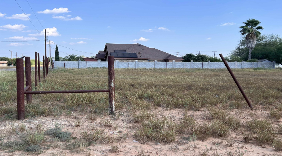 132 W Laredo Ave, Oilton, Texas 78371, ,3 BathroomsBathrooms,Commercial retail/office,For Sale,132 W Laredo Ave,20254870