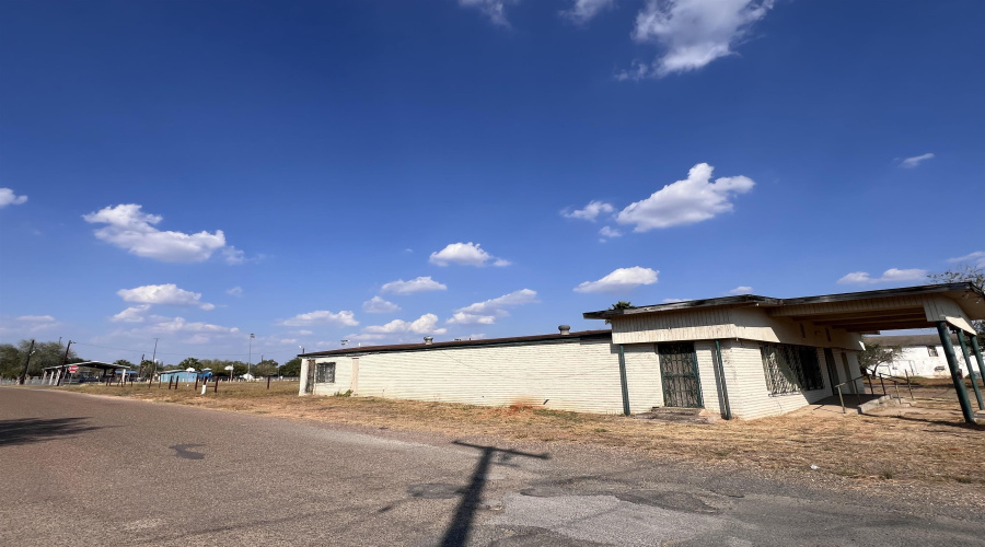 132 W Laredo Ave, Oilton, Texas 78371, ,3 BathroomsBathrooms,Commercial retail/office,For Sale,132 W Laredo Ave,20254870