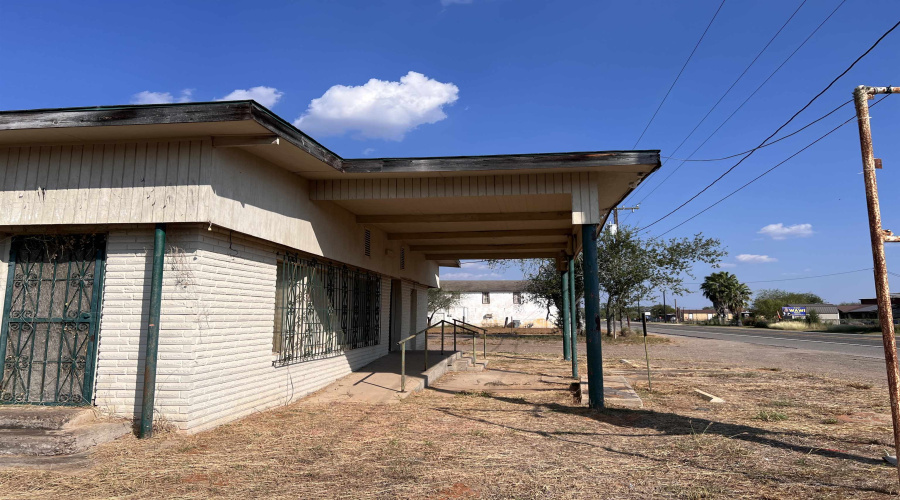 132 W Laredo Ave, Oilton, Texas 78371, ,3 BathroomsBathrooms,Commercial retail/office,For Sale,132 W Laredo Ave,20254870