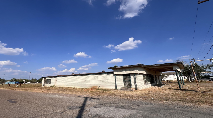 132 W Laredo Ave, Oilton, Texas 78371, ,3 BathroomsBathrooms,Commercial retail/office,For Sale,132 W Laredo Ave,20254870