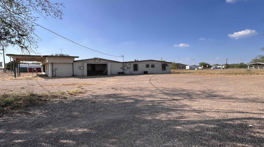 132 W Laredo Ave, Oilton, Texas 78371, ,3 BathroomsBathrooms,Commercial retail/office,For Sale,132 W Laredo Ave,20254870