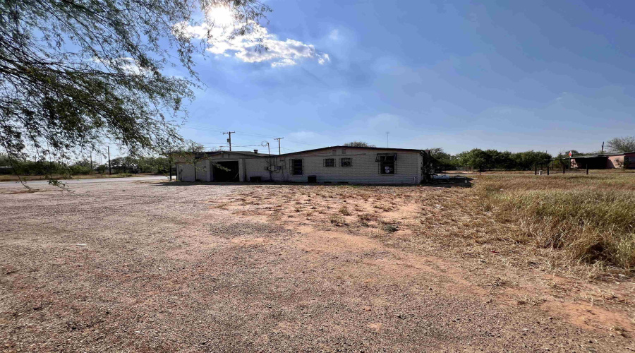 132 W Laredo Ave, Oilton, Texas 78371, ,3 BathroomsBathrooms,Commercial retail/office,For Sale,132 W Laredo Ave,20254870