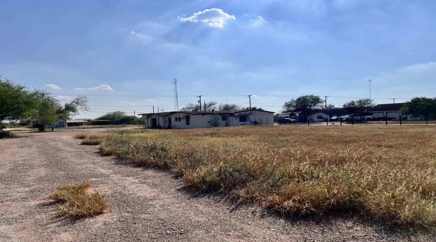 132 W Laredo Ave, Oilton, Texas 78371, ,3 BathroomsBathrooms,Commercial retail/office,For Sale,132 W Laredo Ave,20254870