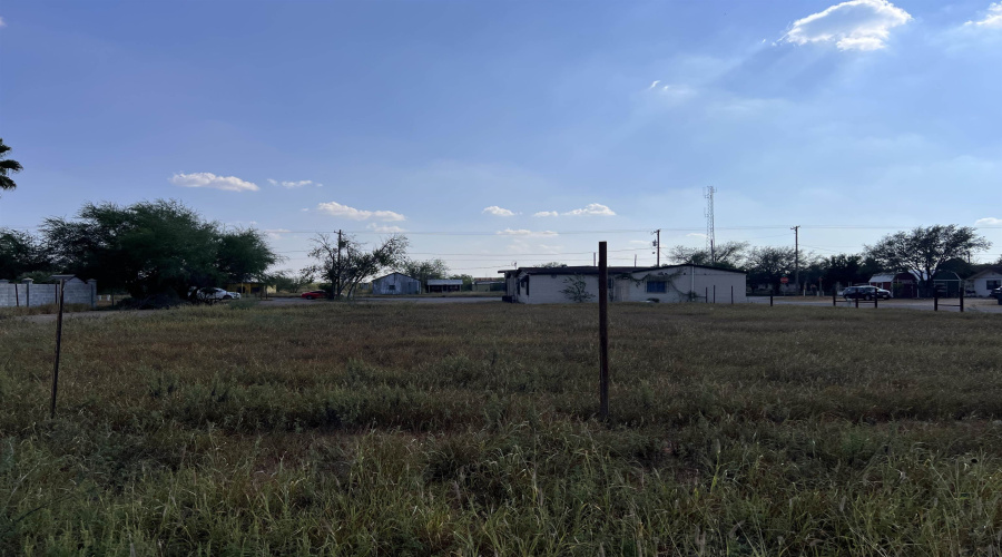 132 W Laredo Ave, Oilton, Texas 78371, ,3 BathroomsBathrooms,Commercial retail/office,For Sale,132 W Laredo Ave,20254870