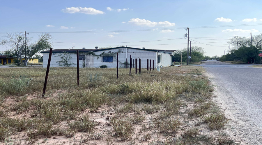 132 W Laredo Ave, Oilton, Texas 78371, ,3 BathroomsBathrooms,Commercial retail/office,For Sale,132 W Laredo Ave,20254870