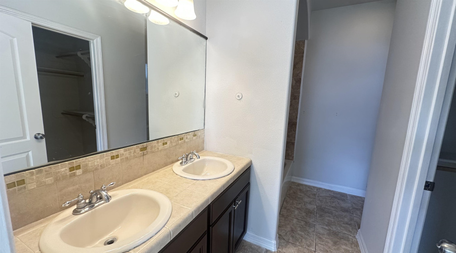 1511 Texoma St, Laredo, Texas 78046, 3 Bedrooms Bedrooms, 4 Rooms Rooms,2 BathroomsBathrooms,Residential,For Sale,1511 Texoma St,20254386