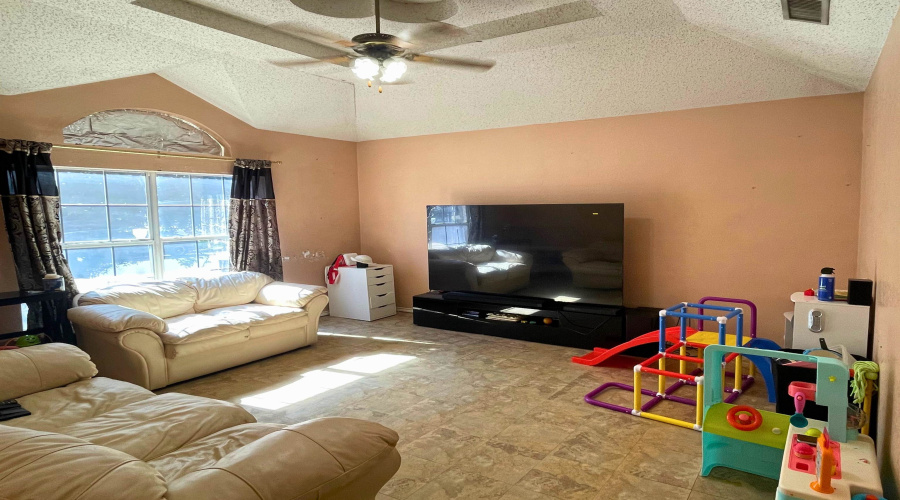 828 Elk Dr, Laredo, Texas 78045, 3 Bedrooms Bedrooms, 6 Rooms Rooms,2 BathroomsBathrooms,Residential,For Sale,828 Elk Dr,20254874