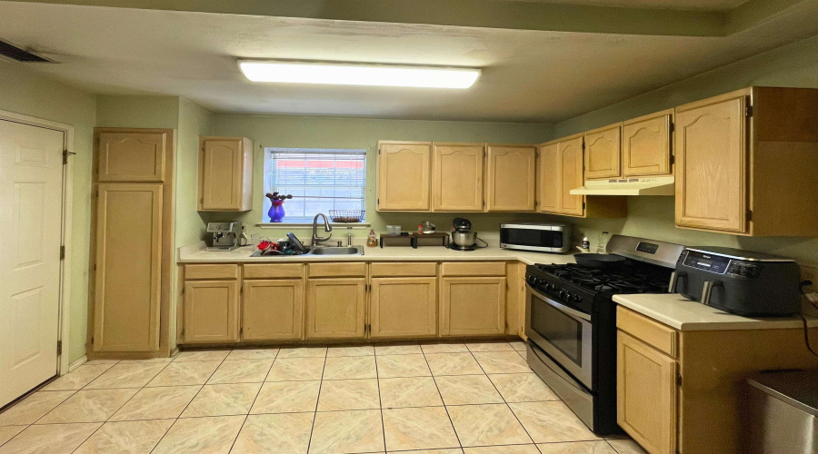 828 Elk Dr, Laredo, Texas 78045, 3 Bedrooms Bedrooms, 6 Rooms Rooms,2 BathroomsBathrooms,Residential,For Sale,828 Elk Dr,20254874