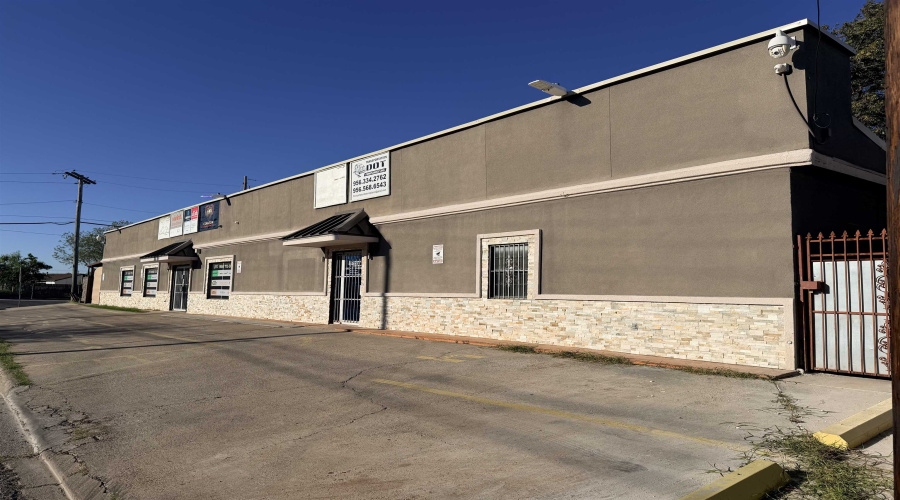 4702 Marcella Ave, Laredo, Texas 78045-6053, 1 Room Rooms,2 BathroomsBathrooms,Commercial retail/office,For Rent,4702 Marcella Ave,20254881