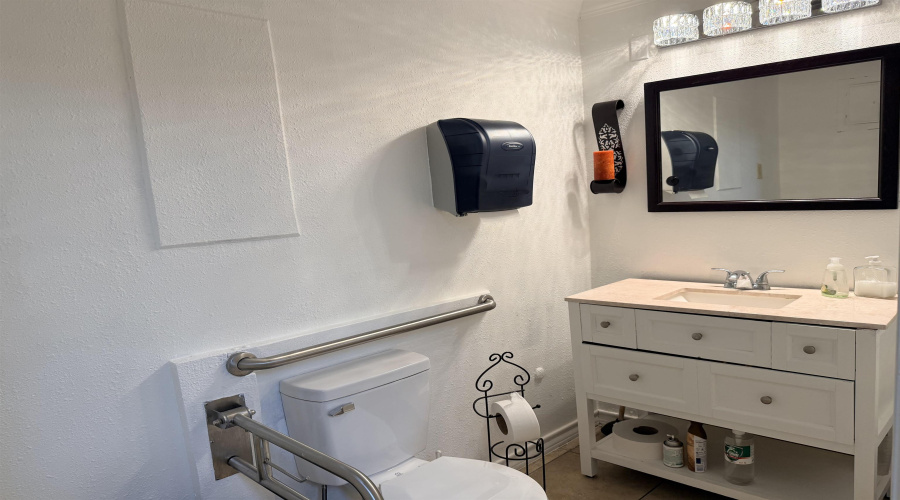 4702 Marcella Ave, Laredo, Texas 78045-6053, 1 Room Rooms,2 BathroomsBathrooms,Commercial retail/office,For Rent,4702 Marcella Ave,20254881