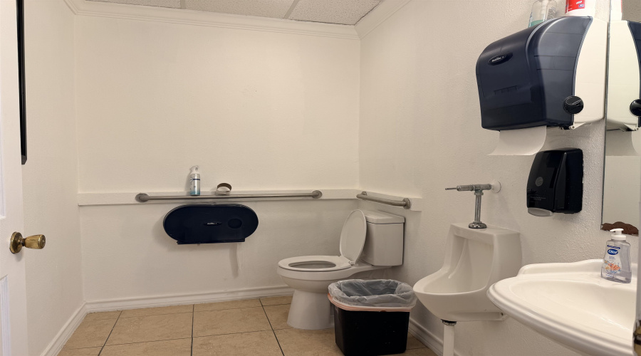 4702 Marcella Ave, Laredo, Texas 78045-6053, 1 Room Rooms,2 BathroomsBathrooms,Commercial retail/office,For Rent,4702 Marcella Ave,20254881