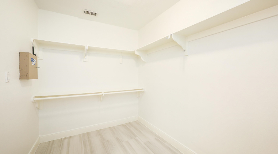 115 Coahuila Loop, LAREDO, Texas 78045, 5 Bedrooms Bedrooms, 9 Rooms Rooms,4 BathroomsBathrooms,Residential,For Rent,115 Coahuila Loop,20254885