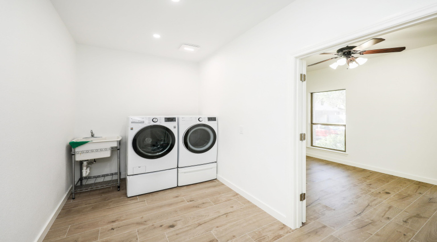 115 Coahuila Loop, LAREDO, Texas 78045, 5 Bedrooms Bedrooms, 9 Rooms Rooms,4 BathroomsBathrooms,Residential,For Rent,115 Coahuila Loop,20254885