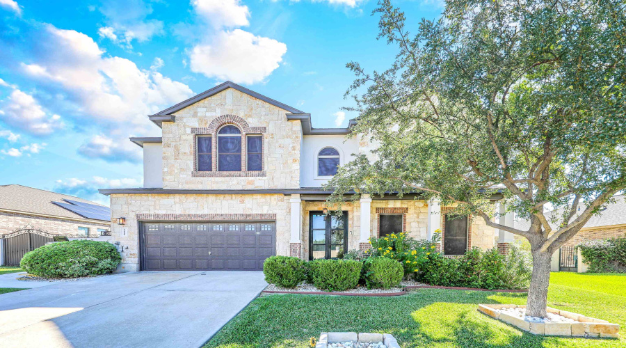 115 Coahuila Loop, LAREDO, Texas 78045, 5 Bedrooms Bedrooms, 9 Rooms Rooms,4 BathroomsBathrooms,Residential,For Rent,115 Coahuila Loop,20254885