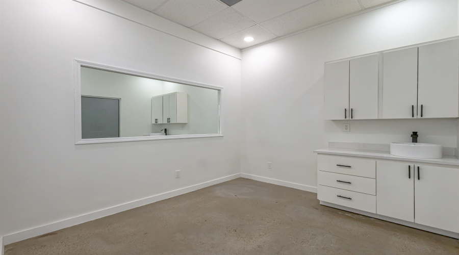 120 W Village Blvd, Laredo, Texas 78041, 1 Room Rooms,1 BathroomBathrooms,Commercial retail/office,For Rent,120 W Village Blvd,20254899