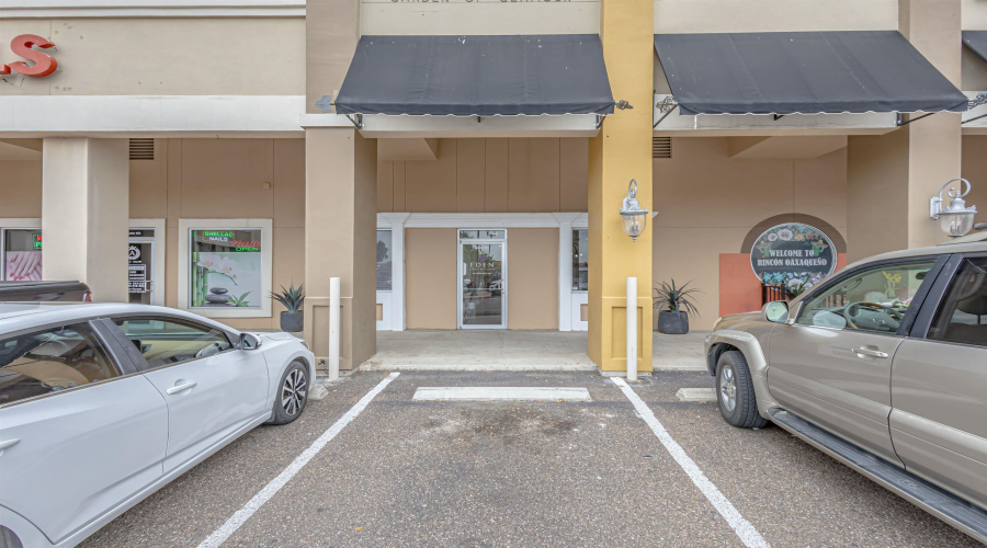 120 W Village Blvd, Laredo, Texas 78041, 1 Room Rooms,1 BathroomBathrooms,Commercial retail/office,For Rent,120 W Village Blvd,20254899