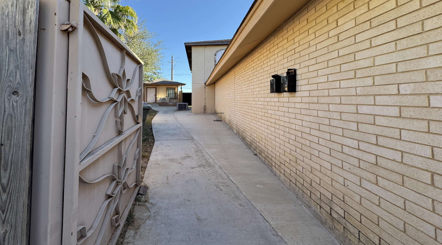 729 Bougainvillea St, Laredo, Texas 78046, ,Multi-family,For Sale,729 Bougainvillea St,20254908