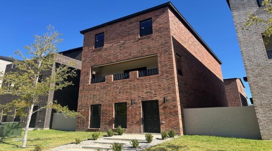 210 Veracruz Dr., Laredo, Texas 78045, 3 Bedrooms Bedrooms, 5 Rooms Rooms,2 BathroomsBathrooms,Residential,For Sale,210 Veracruz Dr.,20254894