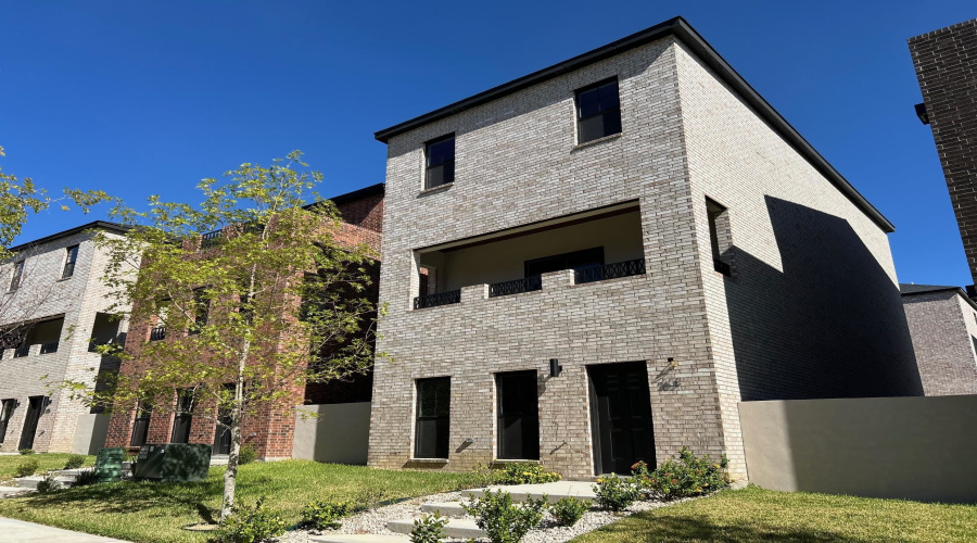 210 Veracruz Dr., Laredo, Texas 78045, 3 Bedrooms Bedrooms, 5 Rooms Rooms,2 BathroomsBathrooms,Residential,For Sale,210 Veracruz Dr.,20254897