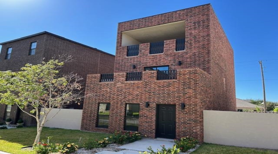 210 Veracruz Dr., Laredo, Texas 78045, 3 Bedrooms Bedrooms, 5 Rooms Rooms,2 BathroomsBathrooms,Residential,For Sale,210 Veracruz Dr.,20254901