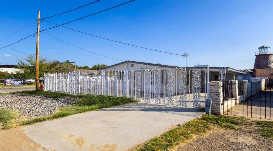 2519 Jaime Zapata Memorial Hwy, Laredo, Texas 78043, 2 Bedrooms Bedrooms, 4 Rooms Rooms,1 BathroomBathrooms,Residential,For Sale,2519 Jaime Zapata Memorial Hwy,20254910