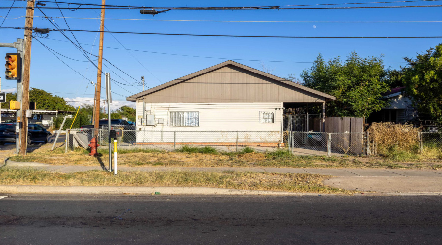 1819 San Dario Ave, Laredo, Texas 78040, 2 Bedrooms Bedrooms, 3 Rooms Rooms,2 BathroomsBathrooms,Residential,For Sale,1819 San Dario Ave,20254911