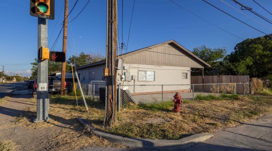 1819 San Dario Ave, Laredo, Texas 78040, 2 Bedrooms Bedrooms, 3 Rooms Rooms,2 BathroomsBathrooms,Residential,For Sale,1819 San Dario Ave,20254911