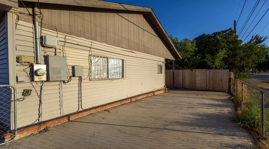 1819 San Dario Ave, Laredo, Texas 78040, 2 Bedrooms Bedrooms, 3 Rooms Rooms,2 BathroomsBathrooms,Residential,For Sale,1819 San Dario Ave,20254911