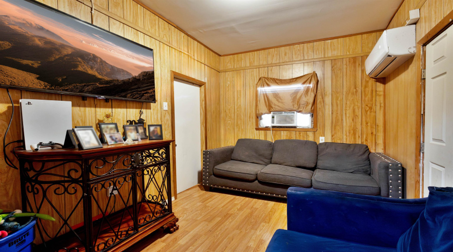 1819 San Dario Ave, Laredo, Texas 78040, 2 Bedrooms Bedrooms, 3 Rooms Rooms,2 BathroomsBathrooms,Residential,For Sale,1819 San Dario Ave,20254911